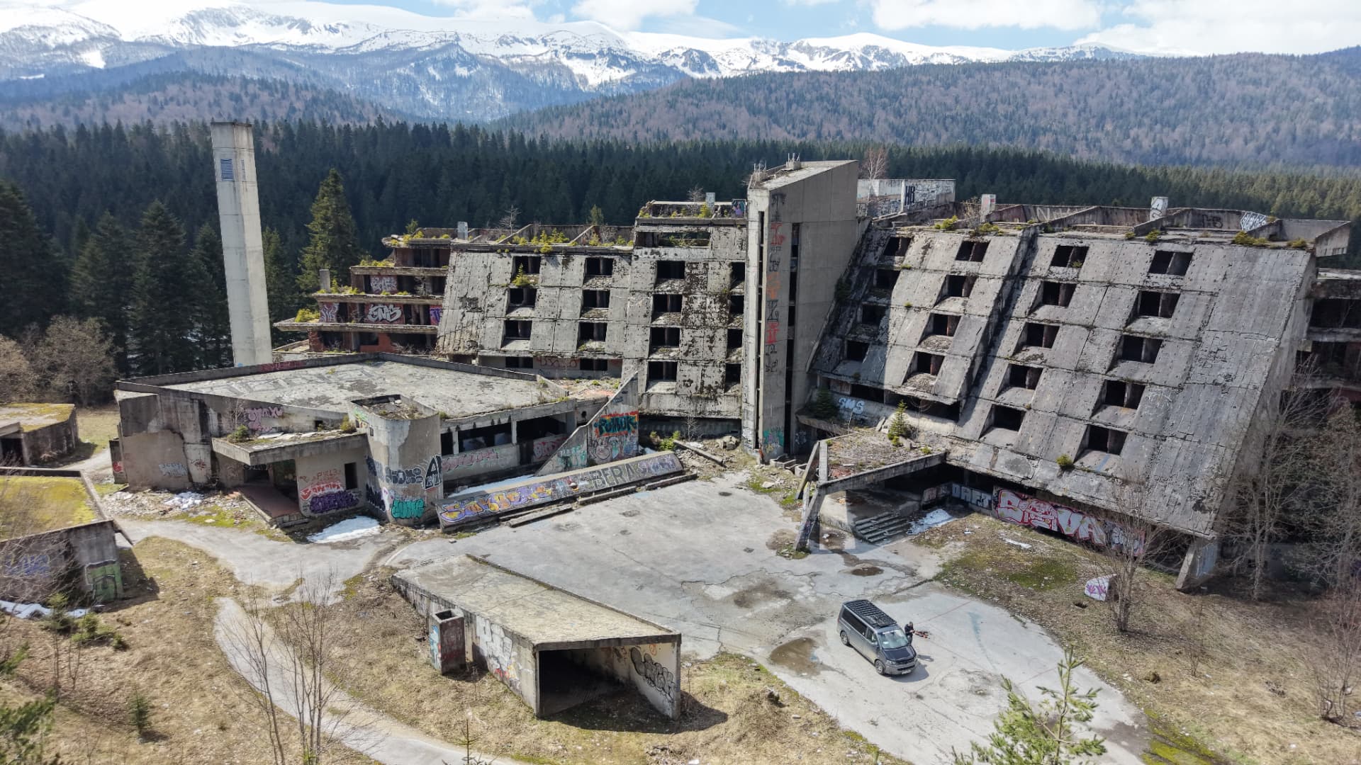 Zapuščen olimpijski hotel na Igmanu