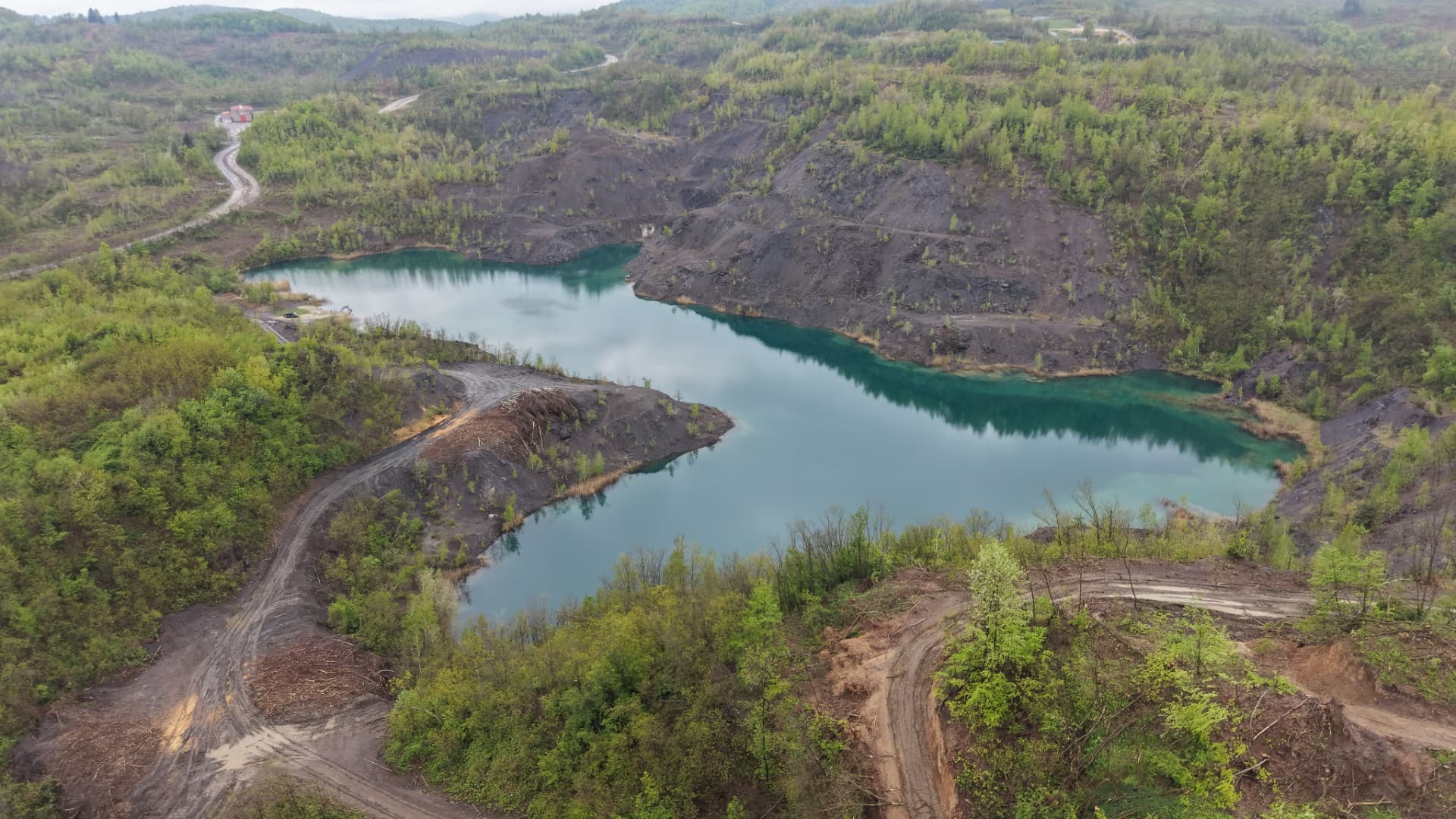 Smaragdno jezero v opuščenem rudniku